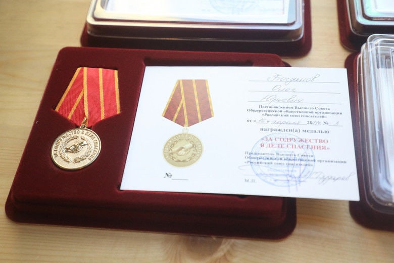 Добровольцам, помогавшим в тушении пожара на «Невской мануфактуре», вручили медали и благодарственные письма