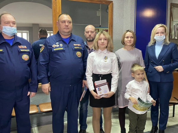 Представители ОНФ в Подмосковье и РОССОЮЗСПАСа наградили школьницу из Ногинска за спасение ребенка